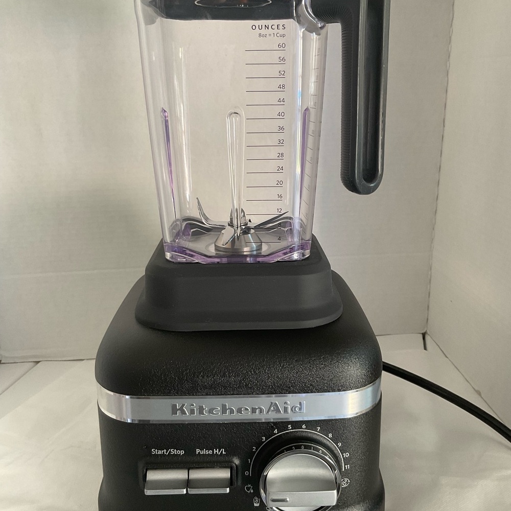 Like new KitchenAid Pro Line Blender 3.5 HP 11 Speed KSB827OBK